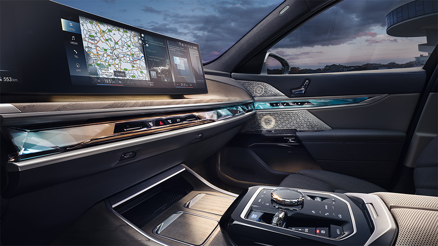 Curved Display ond BMW ncercion Bor wth foceed look.